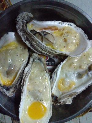 hàu nướng phô mai + trứng cút