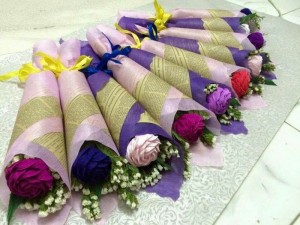 Hoa tươi thì nhanh héo, nên mua hoa giấy là hợp lý nhất