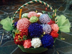 Hoa tươi thì nhanh héo, nên mua hoa giấy là hợp lý nhất