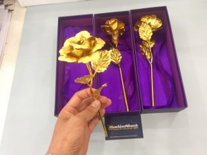 Cánh hoa hồng là hoa thật, phơi khô sau đó nhúng dung dịch vàng, và phun nhựa puc để giữ độ bóng
