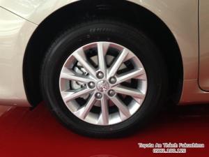 Khuyến Mãi Toyota Camry 2.0E 2018 Màu Nâu Vàng Mua Trả Góp chỉ cần 250Tr. Xe Giao Ngay