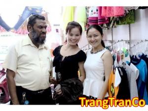 Khách quốc tế đến đặt may gia công số lượng lớn cùng May gia công Trang Trần | có nhiều ưu đãi với những khách hàng có hợp đồng số lượng lớn.