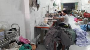 Chuyền may theo công đoạn tại Xưởng may gia công Trang Trần | Xưởng may gia công Trang Trần không những may hàng giá cạnh tranh mà còn may hàng cực chất lượng và tỉ mỉ.