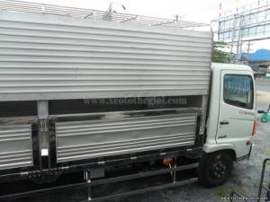 Bán xe tải Hino Nhật Bản FC9JLSW chở Heo 6 tấn, hỗ trợ cho vay 80% giá trị xe.
