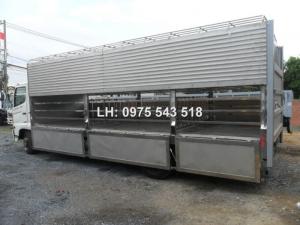 Xe tải chở heo 6 tấn – Hino FC. Có thiết bị nâng hạ hàng.