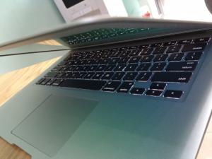 Laptop Macbook pro ME865 | Phím chiclet, có đèn phím cực đẹp.
