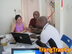 Khách hàng nước ngoài chụp hình cùng chủ Xưởng may gia công Trang Trần