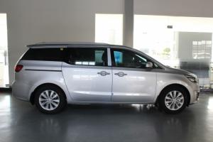 Kia Sedona 2.2 máy dầu, 3.3 máy xăng giá từ 1.110, nhiều quà tặng