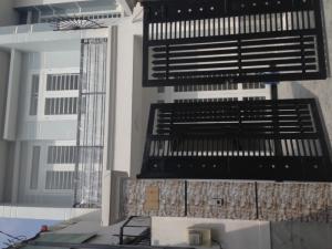 Bán nhà mới xây gấp