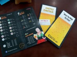 In menu PP bồi formex | Màu sắc chủ đạo Vàng - Đen - Trắng thể hiện món đồ uống chính của quán | In trên máy in phun kỹ thuật số cho màu in đẹp, sáng, sắc nét