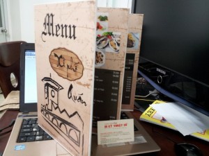 In menu quán ăn tại Sài Gòn | Thiết kế biểu tượng chợ Bến Thành, màu phong cách xưa | Loại hình in: in menu PP cán format, loại menu gấp 3, loại 12 mặt in phun