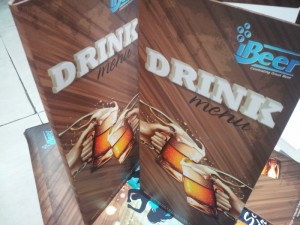 In menu nước uống cho quán beer | Thiết kế với hình ly bia, màu nâu trầm của beer phối 79b208 dương | Loại hình in: PP cán format, menu loại gấp đôi, loại 4 mặt in full