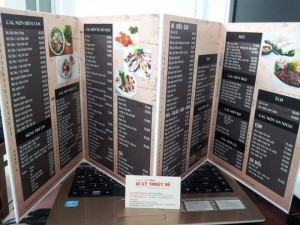 Rất nhiều quán ăn, quán đồ uống tại Bình Thạnh đã đến và đặt in thực đơn, in menu cùng In Thực Đơn | Menu được thực hiện đa dạng màu sắc, kiểu dáng, chất liệu | Trong hình là menu PP cán format loại lớn, gấp 3, in full 12 mặt