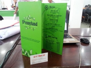 Menu quán cafe từ PP cán format, màu xanh chủ đạo được in ấn sắc nét, giữ nguyên được sắc xanh bắt mắt - đặt in menu quán cafe cùng In Thực Đơn qua hotline 0906 819 365