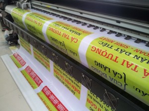 Máy in mực dầu chất liệu hiflex thực hiện in menu hộp đèn ngoài trời cho quán | In Thực Đơn chủ động máy in nên thực hiện in nhanh, in đẹp và chất lượng cho bạn