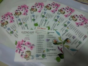 Menu quán cafe dạng tấm, màu sắc tươi, họa tiết mùa xuân đẹp - là một gợi ý cho mẫu menu dịp Tết của quán cafe | Thực hiện in bởi In Thực Đơn