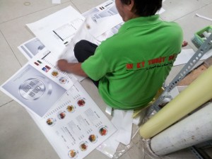 Với kinh nghiệm cùng sự tỉ mẫn trong từng thao tác gia công, thợ gia công của In Thực Đơn mang đến cho bạn cuốn menu đẹp, chất lượng