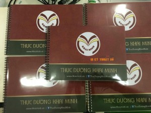 In thực đơn cuốn bìa cứng đóng gáy lò xo, ruột in giấy mỹ thuật bền đẹp, bo tròn 4 góc