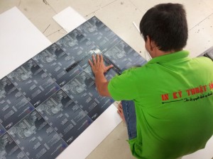 Nhân viên In Thực Đơn gia công hoàn thiện menu cho quán | Loại hình in: in PP cán format