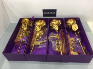 Mỗi bông hoa hồng vàng 24k đều được tạo ra dưới đôi bàn tay lành nghề và tỉ mỉ của các nghệ nhân, với nhiều công đoạn khác nhau