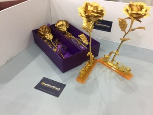 Mỗi bông hoa hồng vàng 24k đều được tạo ra dưới đôi bàn tay lành nghề và tỉ mỉ của các nghệ nhân, với nhiều công đoạn khác nhau
