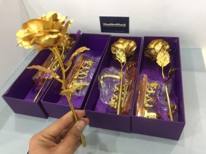 Xu hướng tặng hoa hồng dát vàng đã xuất hiện tại Việt Nam và ngày càng trở thành món quà được nhiều người săn đón, nhất là mỗi dịp đặc biệt