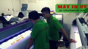 Máy in UV nhập khẩu tại In UV - In Kỹ Thuật Số | Máy UV với đặc trưng đèn UV xanh tím khi vận hành | Trong quá trình máy in UV chạy đơn hàng in của khách, luôn có nhân viên kỹ thuật in giám sát, đảm bảo thành phẩm in UV đúng màu, không lệch, dãn hình,...