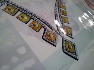 In UV backlit film | in UV backlit film cho hiệu ứng hình ảnh nổi 3D, sản phẩm được in sắc nét, hiệu ứng 3D đẹp mắt, kết hợp với đèn chiếu phía sau cho sản phẩm hộp đèn cao cấp | Chuyên dụng cho trang trí tại các showroom đồ cao cấp: trang sức, xe hơi, ôtô, mỹ phẩm, hàng xa xỉ phẩm, showroom thời trang cao cấp,... được sử dụng trang trí nhiều tại các trung tâm thương mai, sảnh khách sạn, tòa nhà cao tầng
