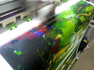 Thành phẩm in UV canvas cho màu sắc tươi, trung thực, kết hợp với đèn chiếu sáng mang đến không gian mở, hòa mình vào khung cảnh bức tranh | tranh canvas UV in số lượng lớn cho trang trí nội thất nhà ở, showroom, nhà hàng, khách sạn, văn phòng công ty, nhà sách, cửa hàng, in tranh treo tết, trang trí nhà đẹp