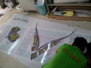 In UV backlit film (có keo/không keo) | Là dịch vụ in backlit film cao cấp, sản phẩm có ưu điểm vượt trội so với in backlit film thường (nước/dầu) với: hình ảnh rực rỡ hơn, độ bền màu lâu hơn, cho hình ảnh trung thực nhất