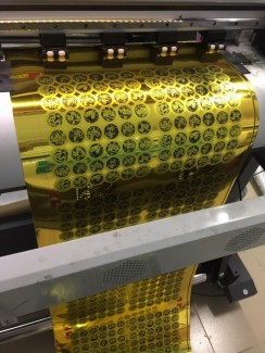 In decal vàng UV cao cấp. Đẹp không thể tả. Nhãn hàng, tem nhãn tăng phần thu hút, chỗ nền như in trên simili, chỗ chữ nổi sắc nét
