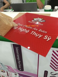 In UV trên Mica được thực hiện in bởi In UV - In Kỹ Thuật Số | Khách hàng đặt in UV lên mica làm bảng hiệu nhỏ dán tường, treo tường | Sử dụng tốt cả trong nhà lẫn ngoài trời, công nghệ in UV cho chất lượng hình ảnh trung thực, bền màu, sử dụng trong thời gian dài