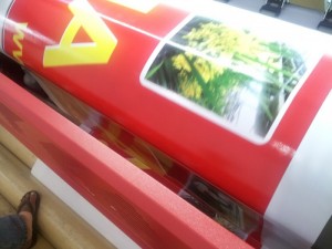 In UV lên bạt, hiflex | Thành phẩm chuyên dụng cho in ấn quảng cáo trong nhà và ngoài trời | Là loại hình in UV cuộn được in trên máy in UV cuộn chuyên dụng | Đặt in UV cuộn hay in UV phẳng cùng In UV - In Kỹ Thuật Số liên hệ 0906 839 365 hoặc gửi file đặt in về in@inkts.com