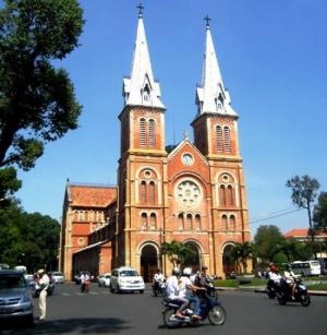 Thành phố Hồ Chí Minh (Sài Gòn) là trung tâm kinh tế, chính trị và văn hóa lớn nhất ở miền Nam Việt Nam. Sài Gòn – TP.HCM cũng là một trung tâm du lịch lớn, với các di tích lịch sử và bảo tàng ghi lại dấu ấn thời chiến tranh chống Pháp và Mỹ.