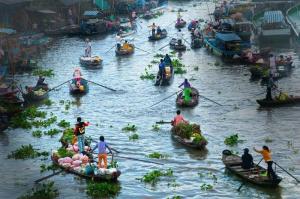 Chợ Nổi không chỉ thu hút du khách bởi đặc trưng văn hóa sông nước miền Tây, mà còn bởi phong phú sản vật nhiệt đới được bày bán giữa bao la ghe, thuyền tấp nập.
