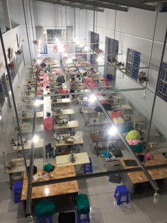 Xưởng may gia công Xưởng may LiMac chuyên nhận may gia công đồng phục gia đình, áo đôi rẻ đẹp cả số lượng ít và số lượng nhiều. Với các shop đồ đôi, shop quần áo thời trang, các mối buôn, bỏ sỉ, liên hệ ngay với Xưởng may LiMac để nhận báo giá nhanh và rẻ nhất trên thị trường.