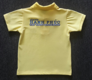 Áo thun đồng phục trường Mầm Non Hạnh Phúc | Mặt sau | ÁO MẦM NON HẠNH PHÚC MÀU VÀNG | Kiểu áo: áo thun cổ bẻ, thân áo màu vàng, bo cổ, bo tay màu vàng, nẹp trụ có đính 2 nút, thêu logo thân trước, thêu thân sau | Chất liệu: cá sấu 65/35, 4 chiều co giản, tháng mát, không xù lông, không phai màu, sợi hút ẩm | Màu sắc: vàng