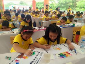 Áo thun đồng phục hệ thống đào tạo mỹ thuật thiếu nhi Topart | ÁO HỆ THỐNG ĐÀO TẠO MỸ THUẬT THIẾU NHI TOPART | Chất liệu: vải thun bốn chiều 65/35 | Màu sắc: màu vàng cúc, viền cổ và viền tay màu đen | Kiểu áo: áo thun cổ tròn, in logo trước ngực bên trái và logo sau lưng