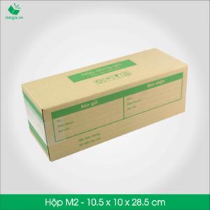 HỘP CARTON ĐÓNG GÓI GIAO HÀNG COD
Sản phẩm: MC3 - Size 28.5x10.5x10 cm- Hộp Carton đóng gói gửi hàng thu hộ COD
Công dụng: Đóng gói Hộp đựng dù, rượu, dầu gội, chai,các vận phẩm dạng trụ dài,…
Phù hợp đóng gói các sản phẩm dạng cao hoặc có khả năng cuộn tròn như:
- Giày dép nữ (1 đôi)
- Mỹ phẩm: các mỹ phẩm dạng chai như kem, dầu, sữa rửa mặt, nước hoa…
- Quần áo: áo thun, đầm, váy (cuộn tròn)
- Phụ kiện: dây nịt, kiếng, gậy tự sướng…
- Chai lọ nước…
- Đèn pin
- Bình giữ nhiệt
- Bình uống nước
Đặc điểm: In thông tin đơn hàng giao nhận gồm Thông tin người gửi, Thông tin người nhận, Mã vận đơn, số tiền thu hộ,…
TIÊU CHUẨN SẢN PHẨM:
- Carton 3 lớp sóng B, chịu lực tốt.
- Được in sẵn bản điền Thông tin Người gửi – Người nhận và tiền thu hộ COD.
- Kích thước được fix sẵn theo nấc vận chuyển giao nhận 250gr, 500gr, 1000gr #ems #viettelpost #shipchung #kerryexpress #giaohangnhanh #goldship
-Hộp Carton được thiết kế tối ưu kích thước khi vận chuyển
-Đảm bảo hàng hóa được bảo vệ an toàn
-Đem lại trải nghiệm tốt nhất cho Khách hàng