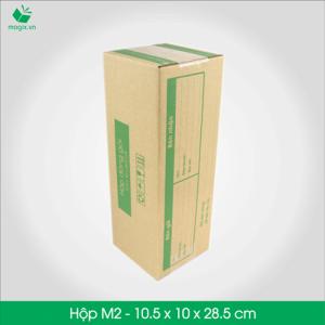 HỘP CARTON ĐÓNG GÓI GIAO HÀNG COD
Sản phẩm: MC3 - Size 28.5x10.5x10 cm- Hộp Carton đóng gói gửi hàng thu hộ COD
Công dụng: Đóng gói Hộp đựng dù, rượu, dầu gội, chai,các vận phẩm dạng trụ dài,…
Phù hợp đóng gói các sản phẩm dạng cao hoặc có khả năng cuộn tròn như:
- Giày dép nữ (1 đôi)
- Mỹ phẩm: các mỹ phẩm dạng chai như kem, dầu, sữa rửa mặt, nước hoa…
- Quần áo: áo thun, đầm, váy (cuộn tròn)
- Phụ kiện: dây nịt, kiếng, gậy tự sướng…
- Chai lọ nước…
- Đèn pin
- Bình giữ nhiệt
- Bình uống nước
Đặc điểm: In thông tin đơn hàng giao nhận gồm Thông tin người gửi, Thông tin người nhận, Mã vận đơn, số tiền thu hộ,…
TIÊU CHUẨN SẢN PHẨM:
- Carton 3 lớp sóng B, chịu lực tốt.
- Được in sẵn bản điền Thông tin Người gửi – Người nhận và tiền thu hộ COD.
- Kích thước được fix sẵn theo nấc vận chuyển giao nhận 250gr, 500gr, 1000gr #ems #viettelpost #shipchung #kerryexpress #giaohangnhanh #goldship
-Hộp Carton được thiết kế tối ưu kích thước khi vận chuyển
-Đảm bảo hàng hóa được bảo vệ an toàn
-Đem lại trải nghiệm tốt nhất cho Khách hàng