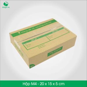 HỘP CARTON ĐÓNG GÓI GIAO HÀNG COD
Sản phẩm: M4 - Size 20x15x5 cm- Hộp Carton đóng gói gửi hàng thu hộ COD
Công dụng: Đóng gói Hộp đựng đa dụng, cho nhiều loại sản phẩm
- Phụ kiện: USB, thẻ nhớ, bao da, bao điện thoại, bao máy tính bảng, dây cáp,…
- Phụ kiện làm đẹp: dây đeo tay, dây chuyền, đồng hồ (ko có hộp sẵn), vòng đeo tay…
- Mỹ phẩm: loại mỏng: phấn đánh, viết chì, hộp son…
Đặc điểm: In thông tin đơn hàng giao nhận gồm Thông tin người gửi, Thông tin người nhận, Mã vận đơn, số tiền thu hộ,…
TIÊU CHUẨN SẢN PHẨM:
- Carton 3 lớp sóng B, chịu lực tốt.
- Được in sẵn bản điền Thông tin Người gửi – Người nhận và tiền thu hộ COD.
- Kích thước được fix sẵn theo nấc vận chuyển giao nhận 250gr, 500gr, 1000gr #ems #viettelpost #shipchung #kerryexpress #giaohangnhanh #goldship
-Hộp Carton được thiết kế tối ưu kích thước khi vận chuyển
-Đảm bảo hàng hóa được bảo vệ an toàn
-Đem lại trải nghiệm tốt nhất cho Khách hàng
http://magix.vn/collections/carton-cod-hop-dong-goi-giao-hang/products/hop-carton-dong-goi-giao-hang-cod-hop-giay-m4