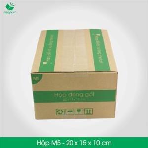 HỘP CARTON ĐÓNG GÓI GIAO HÀNG COD
Sản phẩm: M5 - Size 20x15x10 cm- Hộp Carton đóng gói gửi hàng thu hộ COD
Công dụng: Đóng gói Hộp đựng đa dụng, cho nhiều loại sản phẩm
Hộp dùng để đóng gói: sản phẩm có hộp sẵn
- Phụ kiện điện tử: Tai nghe, sạc điện thoại, USB, bao da, dây cáp…
- Mỹ phẩm combo: chai, hộp có nhiều kích thước
- Đồ chơi trẻ em
- Sách nhỏ
- Các loại thuốc có đóng hộp.
- Phụ kiện làm đẹp: ví bóp, khăn, combo quần áo…
- Bánh kẹo (dạng bịch)
- Máy ảnh loại nhỏ
- Điện thoại
Đặc điểm: In thông tin đơn hàng giao nhận gồm Thông tin người gửi, Thông tin người nhận, Mã vận đơn, số tiền thu hộ,…
TIÊU CHUẨN SẢN PHẨM:
- Carton 3 lớp sóng B, chịu lực tốt.
- Được in sẵn bản điền Thông tin Người gửi – Người nhận và tiền thu hộ COD.
- Kích thước được fix sẵn theo nấc vận chuyển giao nhận 250gr, 500gr, 1000gr #ems #viettelpost #shipchung #kerryexpress #giaohangnhanh #goldship
-Hộp Carton được thiết kế tối ưu kích thước khi vận chuyển
-Đảm bảo hàng hóa được bảo vệ an toàn
-Đem lại trải nghiệm tốt nhất cho Khách hàng
http://magix.vn/collections/carton-cod-hop-dong-goi-giao-hang/products/hop-carton-dong-goi-giao-hang-cod-hop-giay-m5