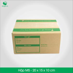 HỘP CARTON ĐÓNG GÓI GIAO HÀNG COD
Sản phẩm: M5 - Size 20x15x10 cm- Hộp Carton đóng gói gửi hàng thu hộ COD
Công dụng: Đóng gói Hộp đựng đa dụng, cho nhiều loại sản phẩm
Hộp dùng để đóng gói: sản phẩm có hộp sẵn
- Phụ kiện điện tử: Tai nghe, sạc điện thoại, USB, bao da, dây cáp…
- Mỹ phẩm combo: chai, hộp có nhiều kích thước
- Đồ chơi trẻ em
- Sách nhỏ
- Các loại thuốc có đóng hộp.
- Phụ kiện làm đẹp: ví bóp, khăn, combo quần áo…
- Bánh kẹo (dạng bịch)
- Máy ảnh loại nhỏ
- Điện thoại
Đặc điểm: In thông tin đơn hàng giao nhận gồm Thông tin người gửi, Thông tin người nhận, Mã vận đơn, số tiền thu hộ,…
TIÊU CHUẨN SẢN PHẨM:
- Carton 3 lớp sóng B, chịu lực tốt.
- Được in sẵn bản điền Thông tin Người gửi – Người nhận và tiền thu hộ COD.
- Kích thước được fix sẵn theo nấc vận chuyển giao nhận 250gr, 500gr, 1000gr #ems #viettelpost #shipchung #kerryexpress #giaohangnhanh #goldship
-Hộp Carton được thiết kế tối ưu kích thước khi vận chuyển
-Đảm bảo hàng hóa được bảo vệ an toàn
-Đem lại trải nghiệm tốt nhất cho Khách hàng
http://magix.vn/collections/carton-cod-hop-dong-goi-giao-hang/products/hop-carton-dong-goi-giao-hang-cod-hop-giay-m5