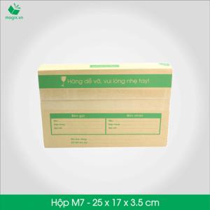 HỘP CARTON ĐÓNG GÓI GIAO HÀNG COD
Sản phẩm: M7 - Size 25x17x3.5 cm- Hộp Carton đóng gói gửi hàng thu hộ COD
Công dụng: Đóng gói
- Đóng gói Hộp đựng Sách, ốp lưng máy tính bảng, ốp lưng điện thoại,các sản phẩm dẹt
- Sách
- Phụ kiện điện tử: bao máy tính bảng, bao da…
- 1 áo sơ mi
- Phụ kiện làm đẹp: vòng, dây đeo tay….
Đặc điểm: In thông tin đơn hàng giao nhận gồm Thông tin người gửi, Thông tin người nhận, Mã vận đơn, số tiền thu hộ,…
TIÊU CHUẨN SẢN PHẨM:
- Carton 3 lớp sóng B, chịu lực tốt.
- Được in sẵn bản điền Thông tin Người gửi – Người nhận và tiền thu hộ COD.
- Kích thước được fix sẵn theo nấc vận chuyển giao nhận 250gr, 500gr, 1000gr #ems #viettelpost #shipchung #kerryexpress #giaohangnhanh #goldship
-Hộp Carton được thiết kế tối ưu kích thước khi vận chuyển
-Đảm bảo hàng hóa được bảo vệ an toàn
-Đem lại trải nghiệm tốt nhất cho Khách hàng
http://magix.vn/collections/carton-cod-hop-dong-goi-giao-hang/products/hop-carton-dong-goi-giao-hang-cod-hop-giay-m7
