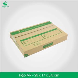 HỘP CARTON ĐÓNG GÓI GIAO HÀNG COD
Sản phẩm: M7 - Size 25x17x3.5 cm- Hộp Carton đóng gói gửi hàng thu hộ COD
Công dụng: Đóng gói
- Đóng gói Hộp đựng Sách, ốp lưng máy tính bảng, ốp lưng điện thoại,các sản phẩm dẹt
- Sách
- Phụ kiện điện tử: bao máy tính bảng, bao da…
- 1 áo sơ mi
- Phụ kiện làm đẹp: vòng, dây đeo tay….
Đặc điểm: In thông tin đơn hàng giao nhận gồm Thông tin người gửi, Thông tin người nhận, Mã vận đơn, số tiền thu hộ,…
TIÊU CHUẨN SẢN PHẨM:
- Carton 3 lớp sóng B, chịu lực tốt.
- Được in sẵn bản điền Thông tin Người gửi – Người nhận và tiền thu hộ COD.
- Kích thước được fix sẵn theo nấc vận chuyển giao nhận 250gr, 500gr, 1000gr #ems #viettelpost #shipchung #kerryexpress #giaohangnhanh #goldship
-Hộp Carton được thiết kế tối ưu kích thước khi vận chuyển
-Đảm bảo hàng hóa được bảo vệ an toàn
-Đem lại trải nghiệm tốt nhất cho Khách hàng
http://magix.vn/collections/carton-cod-hop-dong-goi-giao-hang/products/hop-carton-dong-goi-giao-hang-cod-hop-giay-m7