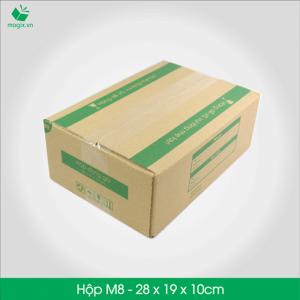HỘP CARTON ĐÓNG GÓI GIAO HÀNG COD
Sản phẩm: M8 - Size 28x19x10 cm- Hộp Carton đóng gói gửi hàng thu hộ COD
Công dụng: Đóng gói Đựng giày, túi,…
Đặc điểm: In thông tin đơn hàng giao nhận gồm Thông tin người gửi, Thông tin người nhận, Mã vận đơn, số tiền thu hộ,…
TIÊU CHUẨN SẢN PHẨM:
- Carton 3 lớp sóng B, chịu lực tốt.
- Được in sẵn bản điền Thông tin Người gửi – Người nhận và tiền thu hộ COD.
- Kích thước được fix sẵn theo nấc vận chuyển giao nhận 250gr, 500gr, 1000gr #ems #viettelpost #shipchung #kerryexpress #giaohangnhanh #goldship
-Hộp Carton được thiết kế tối ưu kích thước khi vận chuyển
-Đảm bảo hàng hóa được bảo vệ an toàn
-Đem lại trải nghiệm tốt nhất cho Khách hàng
http://magix.vn/collections/carton-cod-hop-dong-goi-giao-hang/products/hop-carton-dong-goi-giao-hang-cod-hop-giay-m8