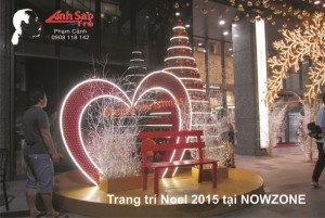Tư vấn thiết kế và thi công trang trí Noel, Giáng Sinh ngoài trời cho trung tâm thương mại NowZone | Mô hình chụp hình Merry Christmas cho các cặp tình nhân, cho gia đình phía trước trung tâm thương mại