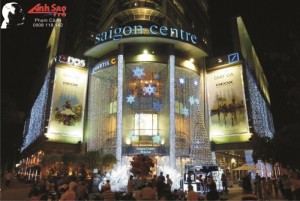 Trang trí mặt tiền trung tâm thương mại Sài Gòn Center mùa Noel Giáng Sinh vừa qua, Ánh Sao Trẻ nhận thi công trang trí mặt tiền các trung tâm thương mại, tòa nhà với trọn gói dịch vụ tư vấn thiết kế, thi công trang trí hoàn thiện