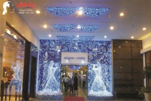 Khung cảnh bên trong trung tâm thương mại, khu vực hành lang lối vào của Sài Gòn Center | Mô hình thiên thần từ đèn Led siêu sáng được thực hiện bởi Ánh Sao Trẻ