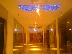 Tranh trí Noel, Giáng Sinh khu vực sảnh, hành lang, trần hành lang | Trang trí với đèn Led siêu sáng đính kèm phụ kiến Giáng Sinh như quả châu, ông già Noel nhí